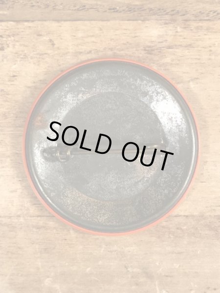 70'sのメッセージが書かれたビンテージの缶バッジ