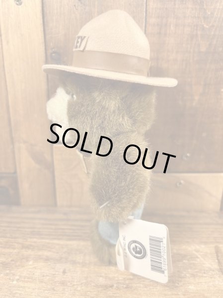 アメリカの森林火災撲滅キャンペーンのPRキャラクタースモーキーベアのぬいぐるみ