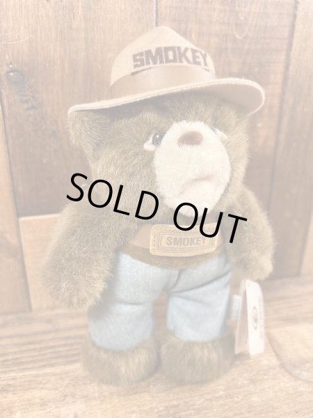 アメリカの森林火災撲滅キャンペーンのPRキャラクターのスモーキーベアのぬいぐるみ
