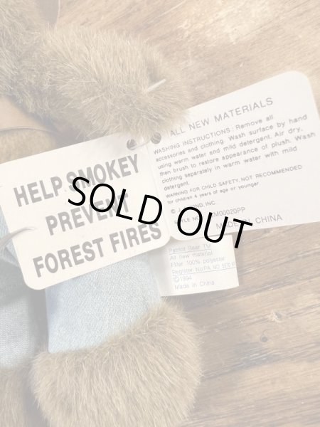 アメリカの森林火災撲滅キャンペーンのPRキャラクターのスモーキーベアのぬいぐるみ