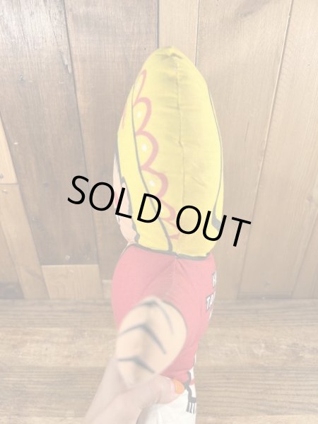 企業キャラクターのホットタマレキッドのぬいぐるみ