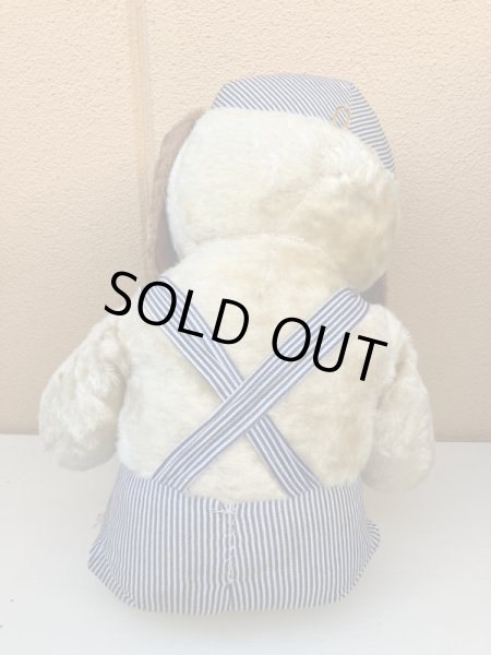 70年代のオーバーオールを着たヴィンテージのイヌの大きい縫いぐるみ