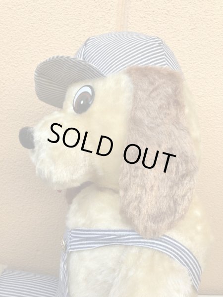 70年代のオーバーオールを着たヴィンテージのイヌの大きい縫いぐるみ