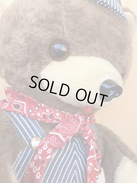 ヒッコリーストライプの服を着たビンテージのくまのぬいぐるみ