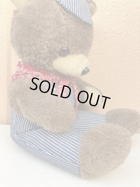 ヒッコリーストライプの服を着たビンテージのくまのぬいぐるみ