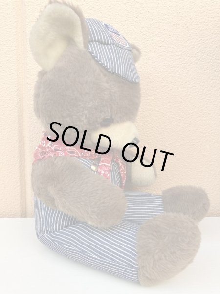 ヒッコリーストライプの服を着たビンテージのくまのぬいぐるみ