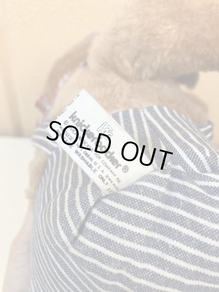 ヒッコリーストライプの服を着た70年代のビンテージの犬のぬいぐるみ