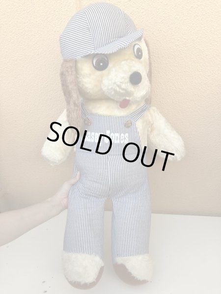 70年代のオーバーオールを着たヴィンテージのイヌの大きい縫いぐるみ