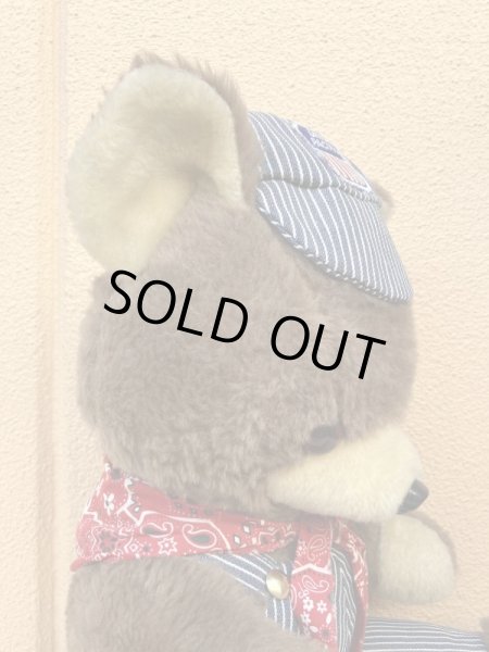 70年代のオーバーオールを着たヴィンテージのテディベアの縫いぐるみ