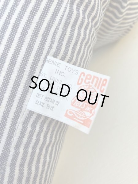 70年代のオーバーオールを着たヴィンテージのイヌの大きい縫いぐるみ