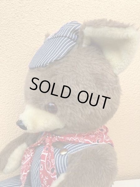 70年代のオーバーオールを着たヴィンテージのテディベアの縫いぐるみ