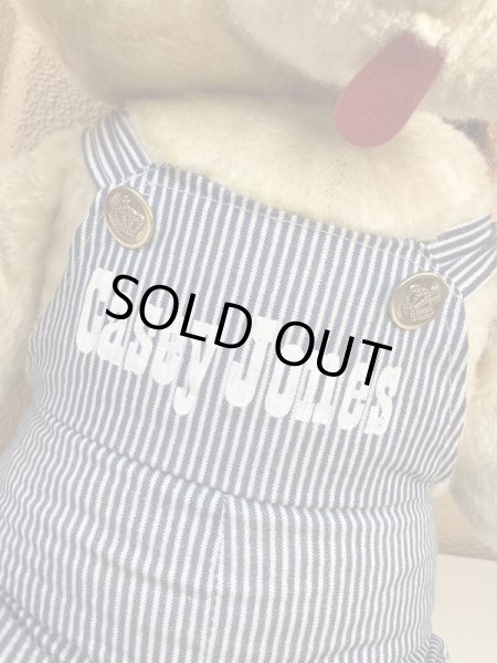 70年代のオーバーオールを着たヴィンテージのイヌの大きい縫いぐるみ