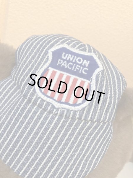 70年代のオーバーオールを着たヴィンテージのテディベアの縫いぐるみ