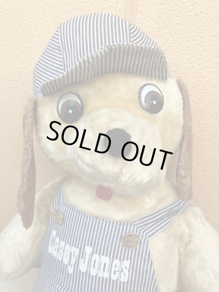 70年代のオーバーオールを着たヴィンテージのイヌの大きい縫いぐるみ