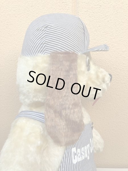 70年代のオーバーオールを着たヴィンテージのイヌの大きい縫いぐるみ