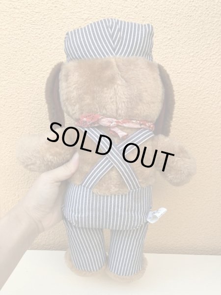 70年代のオーバーオールを着たヴィンテージのイヌの縫いぐるみ