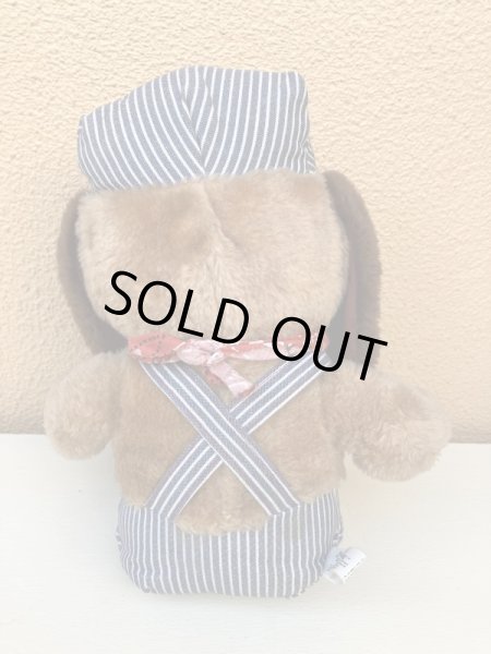 70年代のオーバーオールを着たヴィンテージのイヌの縫いぐるみ