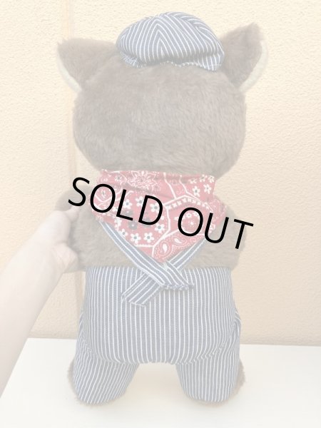 70年代のオーバーオールを着たヴィンテージのテディベアの縫いぐるみ