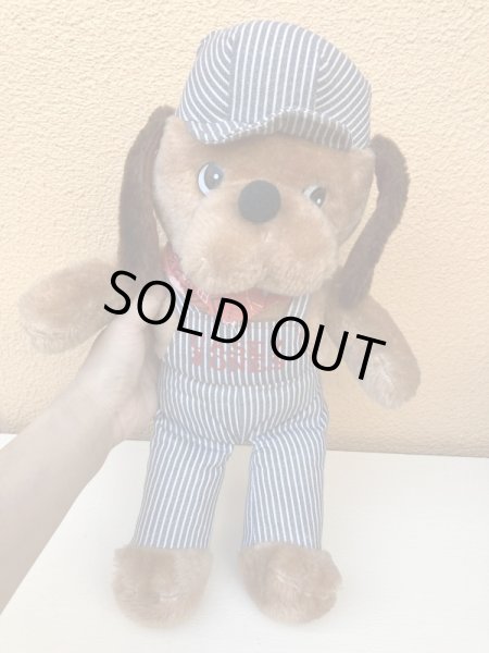 ヒッコリーストライプの服を着た70年代のビンテージの犬のぬいぐるみ