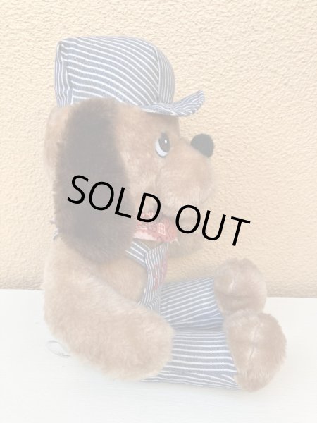 70年代のオーバーオールを着たヴィンテージのイヌの縫いぐるみ