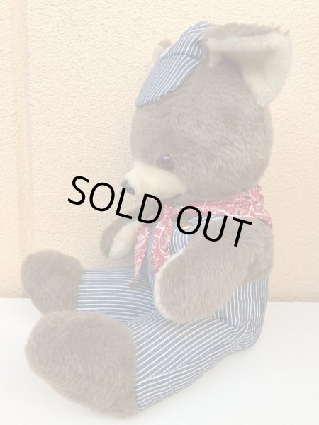 70年代のオーバーオールを着たヴィンテージのテディベアの縫いぐるみ