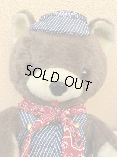 ヒッコリーストライプの服を着たビンテージのくまのぬいぐるみ