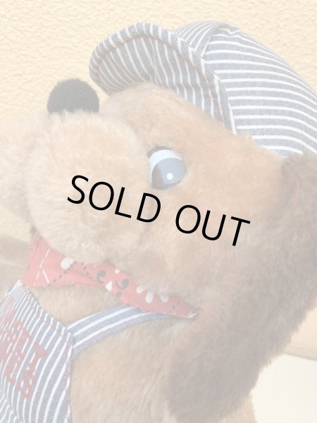 70年代のオーバーオールを着たヴィンテージのイヌの縫いぐるみ