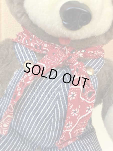 70年代のオーバーオールを着たヴィンテージのテディベアの縫いぐるみ