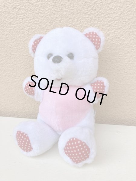 ドット柄のかわいいしろくまのぬいぐるみ