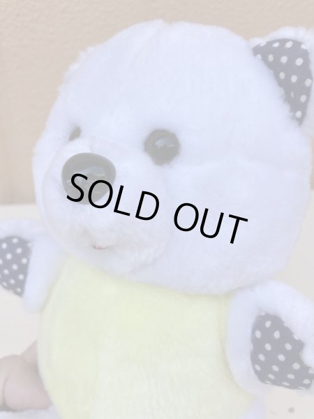 ドット柄のかわいいしろくまのぬいぐるみ