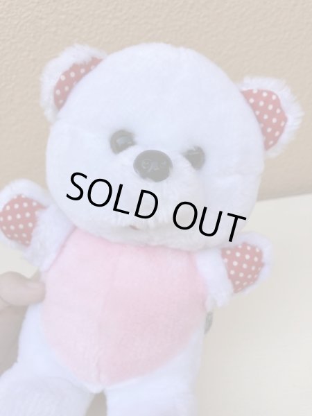 ドット柄のかわいいしろくまのぬいぐるみ