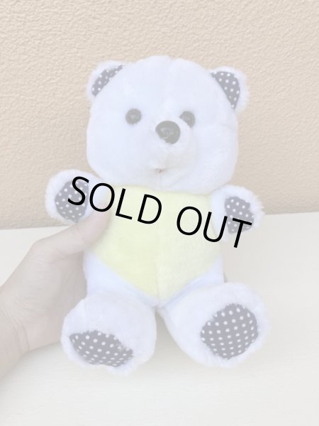 ドット柄のかわいいしろくまのぬいぐるみ