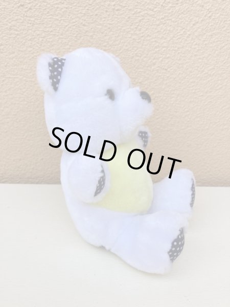 ドット柄のかわいいしろくまのぬいぐるみ