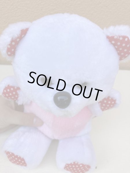ドット柄のかわいいしろくまのぬいぐるみ