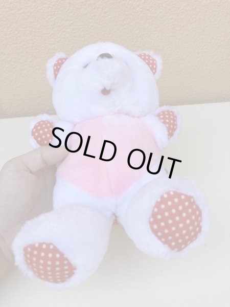 ドット柄のかわいいしろくまのぬいぐるみ