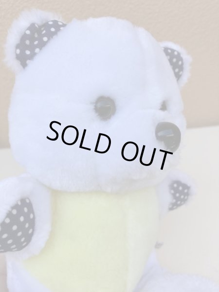 ドット柄のかわいいしろくまのぬいぐるみ