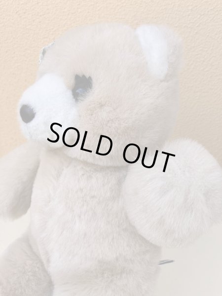 リボンを付けたビンテージのテディベア