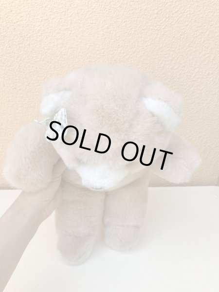 リボンを付けたビンテージのテディベア