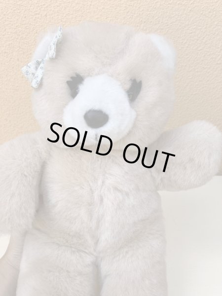 リボンを付けたビンテージのテディベア