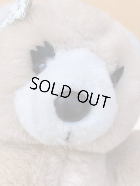 リボンを付けたビンテージのテディベア