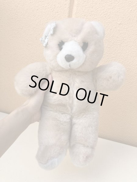 リボンを付けたビンテージのテディベア