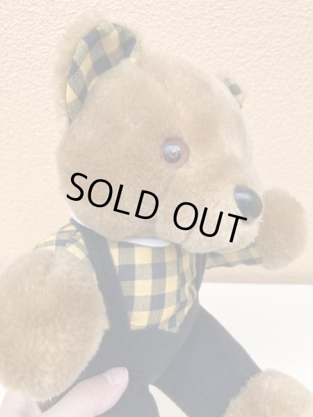 ギンガムチェックの服を着たビンテージのテディベア