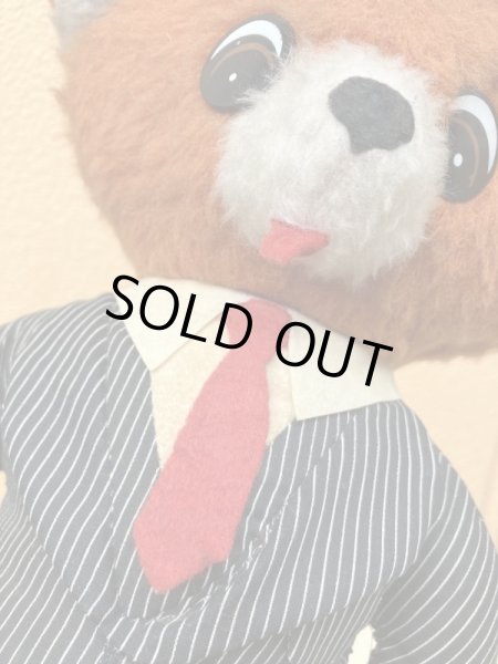 スーツを着た70年代のトーキングテディベア