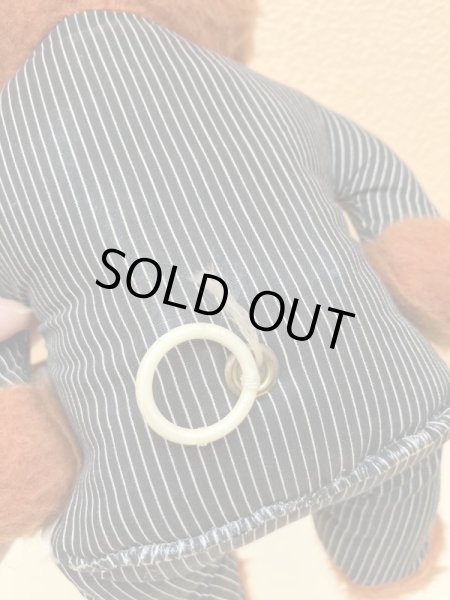 スーツを着た70年代のトーキングテディベア