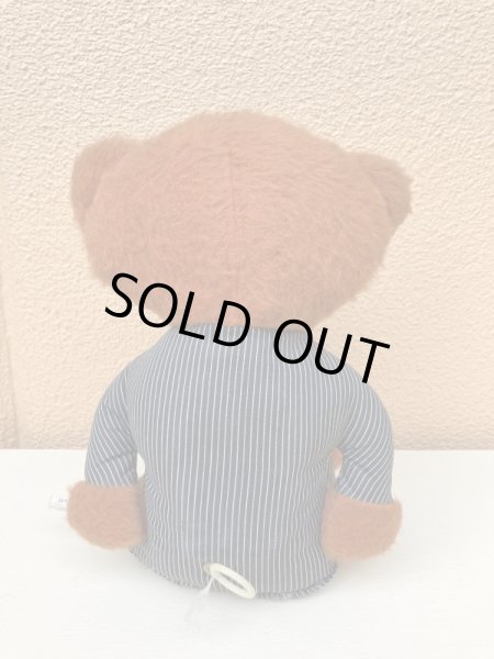 スーツを着た70年代のトーキングテディベア