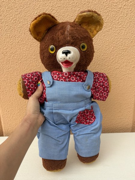 オーバーオールを着たオールドテディベアのぬいぐるみ