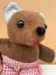 エプロンを付けた60〜70年代のくまのぬいぐるみ