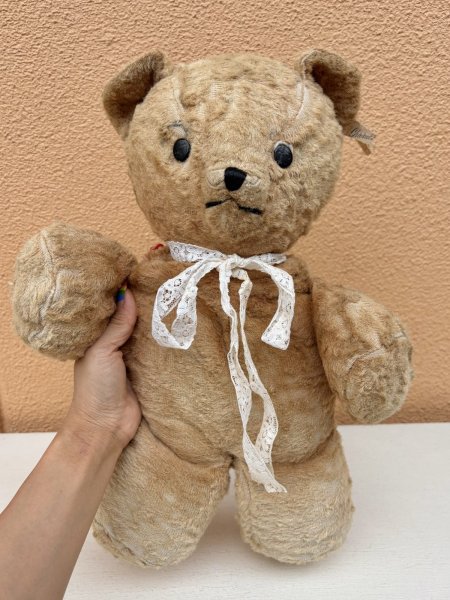 くたっとしたビンテージのくまのぬいぐるみ