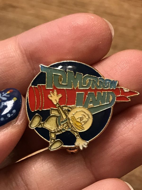 Disney Donald Duck Tomorrow Land Enamel Pin Badge ドナルドダック ピンバッジ 80年代 ディズニー トゥモローランド  バッチ ヴィンテージ vintage - STIMPY(Vintage Collectible Toys）スティンピー(ビンテージ コレクタブル  トイズ）