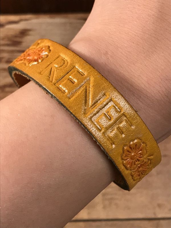 American Name “RENEE”Leather Bracelet レザー ビンテージ ブレスレット ヒッピー 70年代  STIMPY(Vintage Collectible Toys）スティンピー(ビンテージ コレクタブル トイズ）